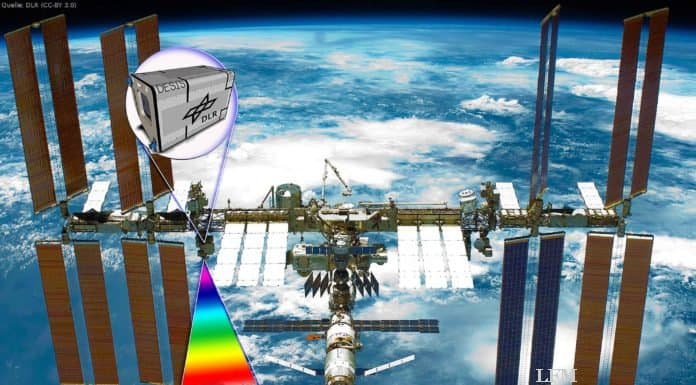 DESIS auf der ISS übernimmt Erdbeobachtung in Farbe Künstlerische Darstellung von DESIS auf der ISS.