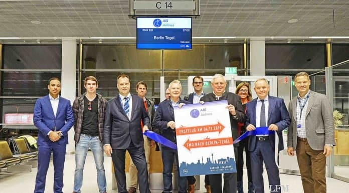 AIS: 70 Minuten Flughafen Münster/Osnabrück – Berlin Zu den Fluggästen des Erstfluges zählten u.a. auch NRW-Arbeitsminister Karl-Josef Laumann (4.v.r) und der Bundestagsabgeordnete Karlheinz Busen (Mitte), die von AIS-Geschäftsführer Arend van der Meer (3.v.l.) und FMO-Geschäftsführer Prof. Dr. Rainer Schwarz (2.v.r.) begrüßt wurden.