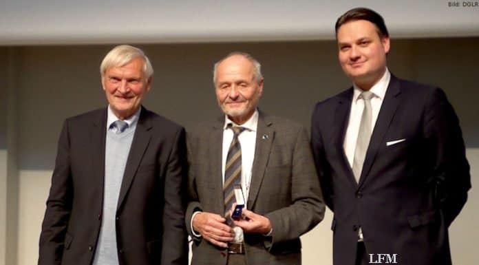 DGLR ehrte Physiker Prof. Dr. Berndt Feuerbacher Dr. Berndt Feuerbacher erhielt die Ehrenmitgliedschaft der DGLR