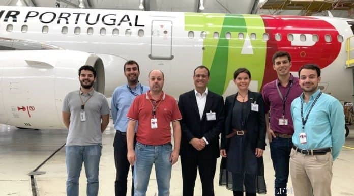 Recaro baut iSeat in Airbus A321 von TAP Air Portugal V.l.n.r.: Ricardo Gaspar (TAP/Fleet Engineer), Rui Santos (TAP/Cabin Engineer), Caetano Almeida (TAP/Fleet Engineer – Narrow Body coordinator), Anthony Medaglia (RECARO/Project Manager Customer Support), Violina Mikova (RECARO/Innovation Manager), André Simões (TAP/Fleet Manager), Eduardo Sanz Garcia (TAP/ Fleet Manager).