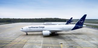 Cargo B777F vor einer MD-11F der LH-Group