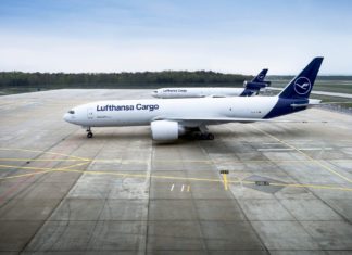 Cargo B777F vor einer MD-11F der LH-Group