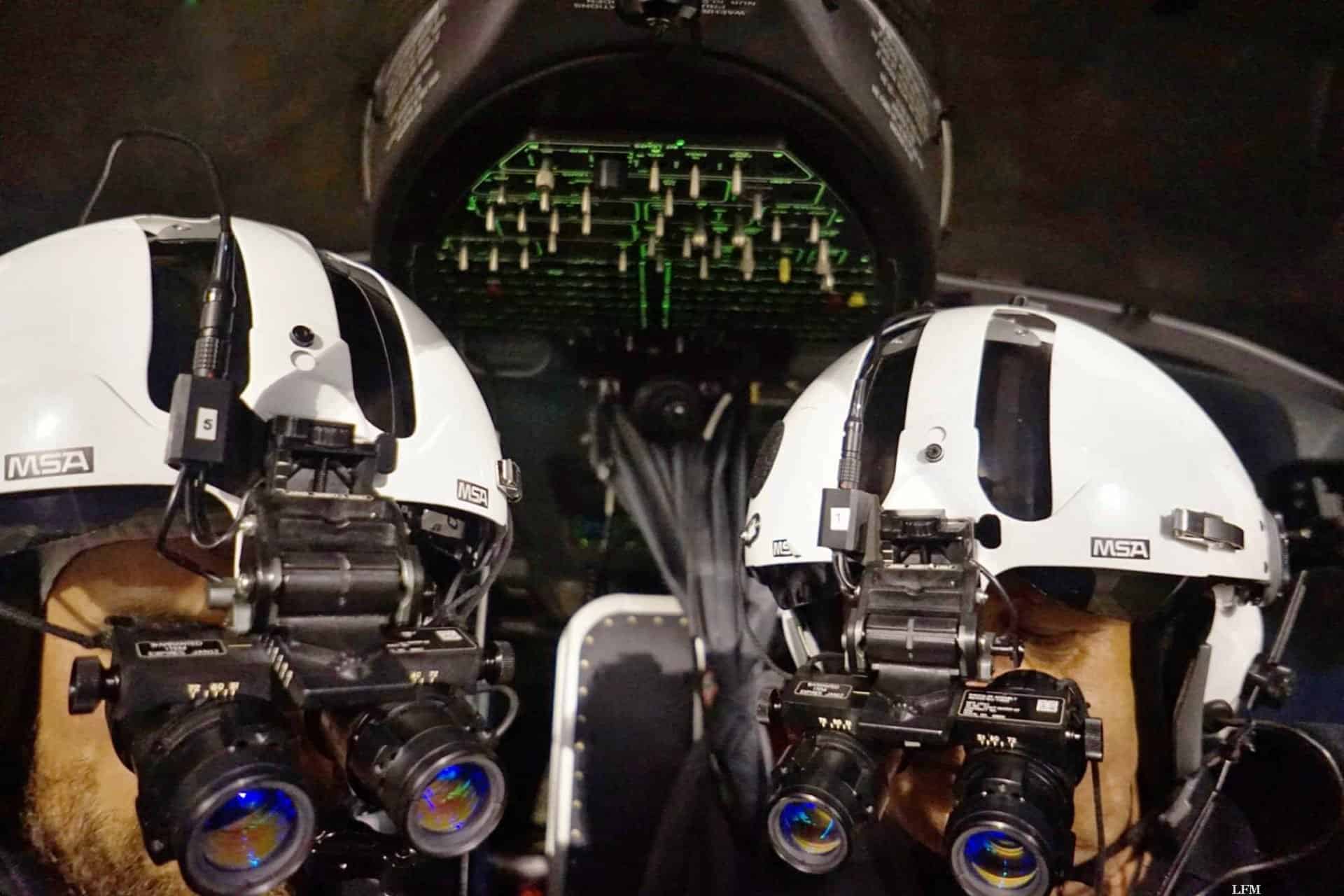Hochanspruchsvoller Einsatz bei Dunkelheit; die rund 11.000 Euro teuren Brillen funktionieren nach dem Prinzip der Restlichtverstärkung und bilden mit dem Cockpit und dem Helm ein aufeinander abgestimmtes Nachtflugsystem.