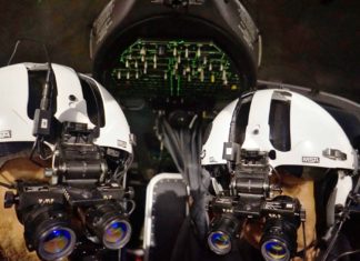 Hochanspruchsvoller Einsatz bei Dunkelheit; die rund 11.000 Euro teuren Brillen funktionieren nach dem Prinzip der Restlichtverstärkung und bilden mit dem Cockpit und dem Helm ein aufeinander abgestimmtes Nachtflugsystem.