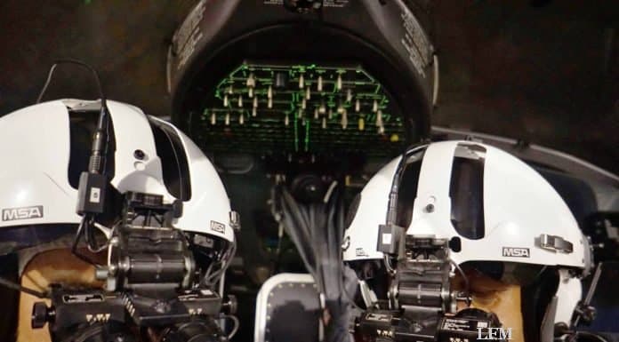 „Christoph 26“-Piloten im Einsatz mit Nachtsichtbrillen Hochanspruchsvoller Einsatz bei Dunkelheit; die rund 11.000 Euro teuren Brillen funktionieren nach dem Prinzip der Restlichtverstärkung und bilden mit dem Cockpit und dem Helm ein aufeinander abgestimmtes Nachtflugsystem.
