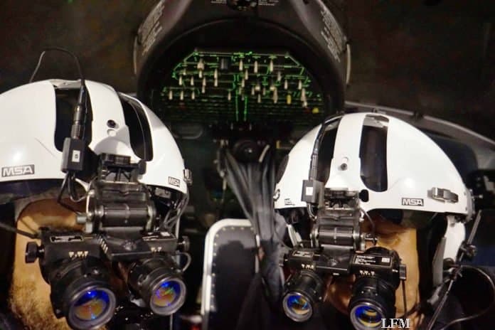 Hochanspruchsvoller Einsatz bei Dunkelheit; die rund 11.000 Euro teuren Brillen funktionieren nach dem Prinzip der Restlichtverstärkung und bilden mit dem Cockpit und dem Helm ein aufeinander abgestimmtes Nachtflugsystem.
