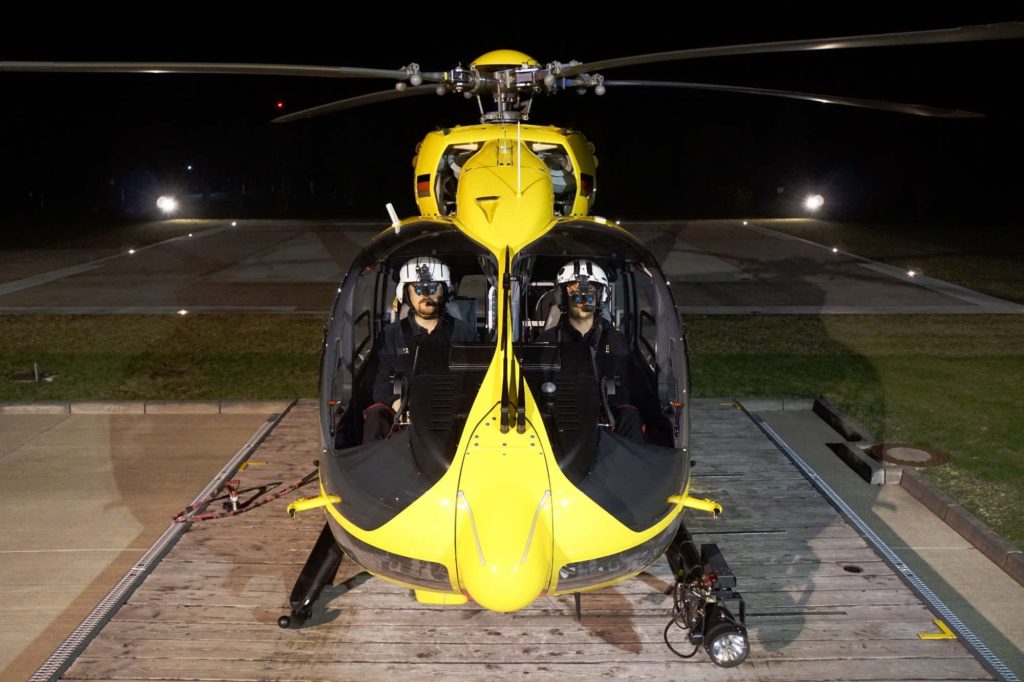 Im Gegensatz zu Einsätzen bei Tag besteht die Crew eines Rettungshubschraubers bei Nacht entweder aus zwei Piloten oder einem Piloten und einem zusätzlich auf Nachteinsätze spezialisierten Besatzungsmitglied (TC NVIS) sowie einem Notarzt und einem Notfallsanitäter (TC HEMS) oder einer medizinischen Begleitperson.