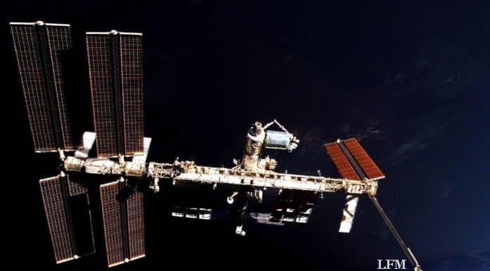 Experimente zu komplexem Plasma auf der Raumstation ISS ISS und Columbus-Labor vor der unbeleuchteten Erde: Die Internationale Raumstation ISS schwebt über der Nachtseite. In blau erscheint am rechten Bildrand der beleuchtete Teil der Erde. In der Bildmitte ist das europäische Columbus-Labor, als hell glänzende Tonne zu erkennen, das im Februar 2008 an der ISS montiert wurde.