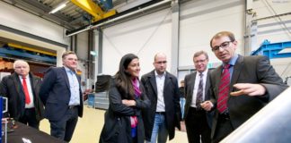 V.l.: Prof. Joachim Block (DLR-Standortleiter), Julius Bruns (Airbus), Grazia Vittadini, Marc Fischer (Airbus), Prof. Lorenz Tichy und Dr. Holger Mai (beide DLR).