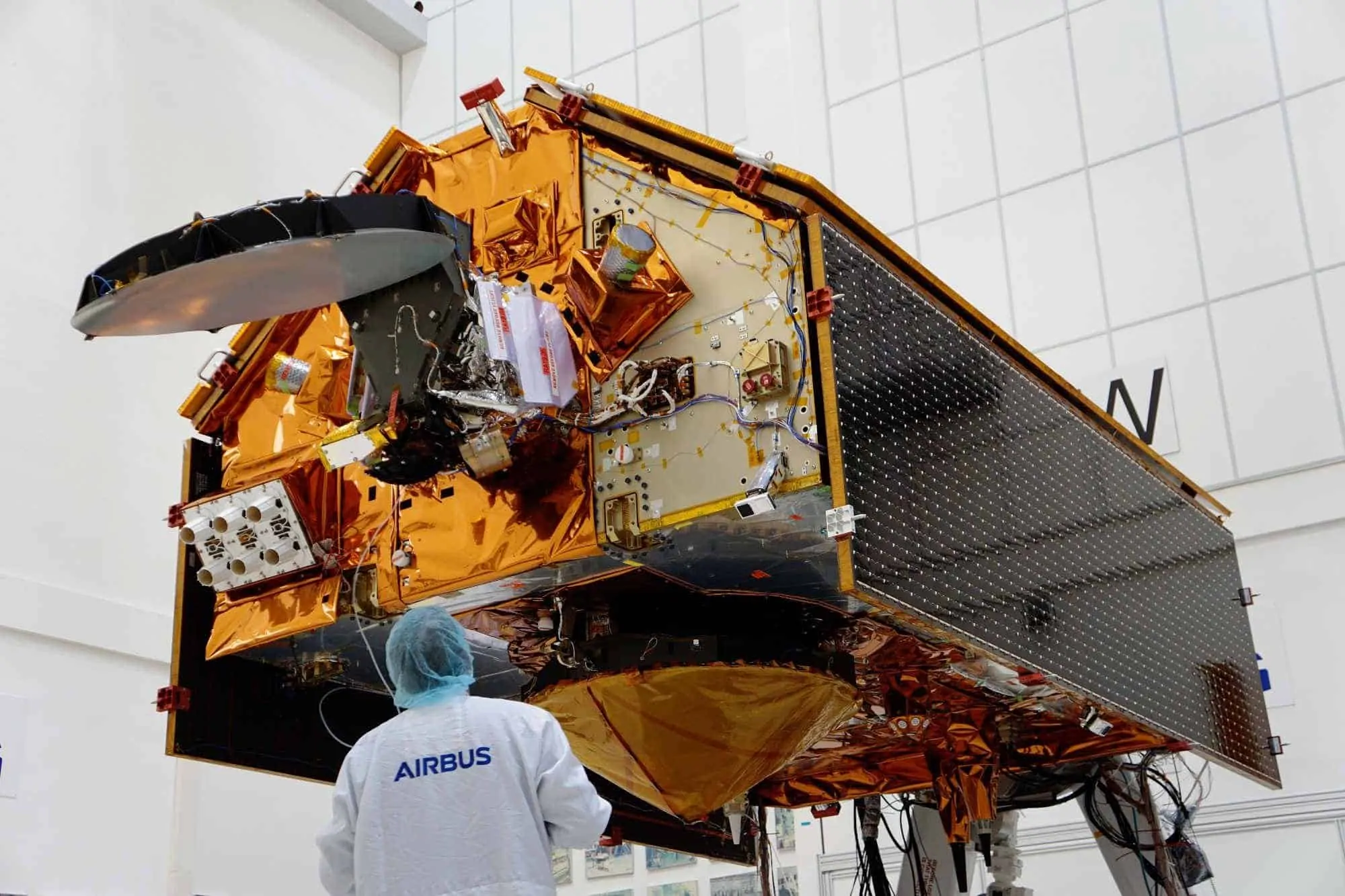 Airbus testet Sentinel-6 für den Weltraum in Ottobrunn