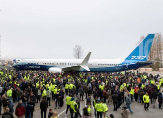 Boeing 737 MAX 10 feiert Debüt in Renton