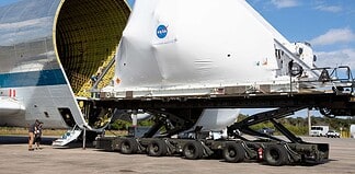 Super Guppy fliegt Raumschiff Orion zum Härtetest