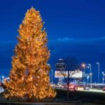 Flughafen München begrüßt mit 19 Meter Weihnachtsbaum