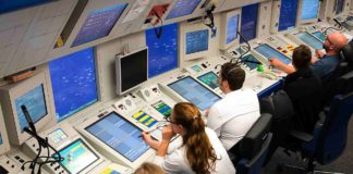 Die Fluglotsen der DFS Kontrollzentrale in Bremen kontrollieren den gesamten norddeutschen Luftraum, auch die An- und Abflüge der Berliner Flughäfen.