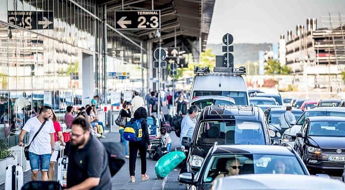Flughafen Stuttgart Terminal: Acht Minuten mit dem Auto Parken am Flughafen Stuttgart Terminal