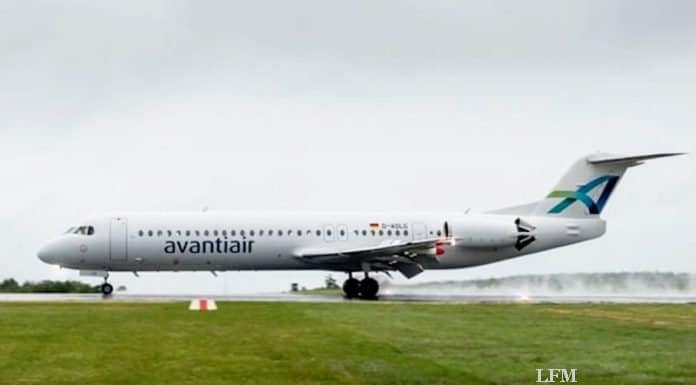 avantiair wartet Fokker 100 am Airport PAD avantiair wartet Fokker 100 am Airport PAD