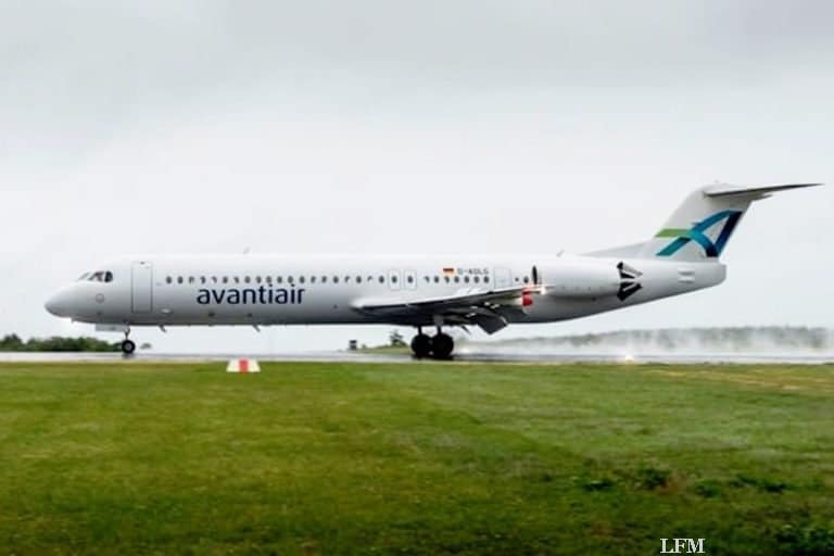 avantiair wartet Fokker 100 am Airport PAD