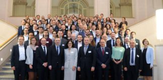 An der Veranstaltung teil nahmen auch Thomas Jarzombek, Koordinator der Bundesregierung für die Deutsche Luft- und Raumfahrt (1. Reihe auf dem Bild, 4.v.l.) , Dr. Walther Pelzer, DLR-Vorstand für das Raumfahrtmanagement (1. Reihe, 6.v.l.), Dr. Olivia Drescher-Schwenzfeier, DLR-Koordinatorin des Programms (1. Reihe, 5.v.l.) und Fernando Maura, ESA- Koordinator für das Programm (1. Reihe, 7.v.l.).
