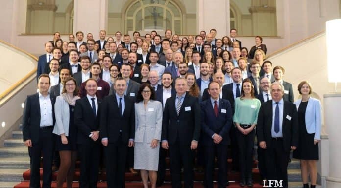 GTP: 10 Jahre deutsche Trainees für Luft- und Raumfahrt An der Veranstaltung teil nahmen auch Thomas Jarzombek, Koordinator der Bundesregierung für die Deutsche Luft- und Raumfahrt (1. Reihe auf dem Bild, 4.v.l.) , Dr. Walther Pelzer, DLR-Vorstand für das Raumfahrtmanagement (1. Reihe, 6.v.l.), Dr. Olivia Drescher-Schwenzfeier, DLR-Koordinatorin des Programms (1. Reihe, 5.v.l.) und Fernando Maura, ESA- Koordinator für das Programm (1. Reihe, 7.v.l.).