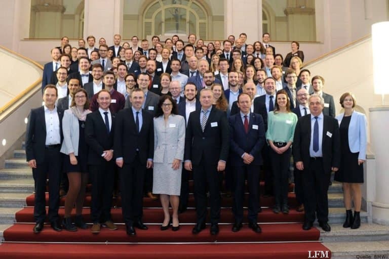 An der Veranstaltung teil nahmen auch Thomas Jarzombek, Koordinator der Bundesregierung für die Deutsche Luft- und Raumfahrt (1. Reihe auf dem Bild, 4.v.l.) , Dr. Walther Pelzer, DLR-Vorstand für das Raumfahrtmanagement (1. Reihe, 6.v.l.), Dr. Olivia Drescher-Schwenzfeier, DLR-Koordinatorin des Programms (1. Reihe, 5.v.l.) und Fernando Maura, ESA- Koordinator für das Programm (1. Reihe, 7.v.l.).
