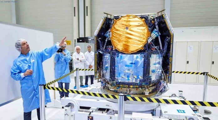 Teleskop für Exoplaneten: CHEOPS beim Start-Test Teleskop für Exoplaneten: CHEOPS beim Start-Test