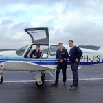 Arend van der Meer (CEO der AIS Group) mit zwei Piloten, die von der AIS Flugschule ausgebildet wurden.