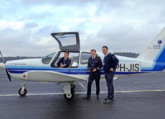 Arend van der Meer (CEO der AIS Group) mit zwei Piloten, die von der AIS Flugschule ausgebildet wurden.