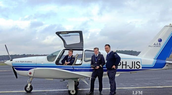 AIS Pilotenausbildung in Deutschland: Infoabend am FMO Arend van der Meer (CEO der AIS Group) mit zwei Piloten, die von der AIS Flugschule ausgebildet wurden.