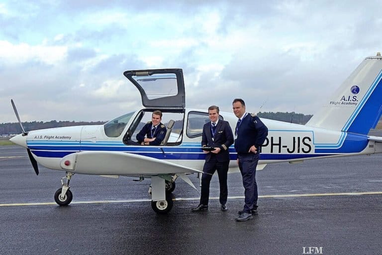 Arend van der Meer (CEO der AIS Group) mit zwei Piloten, die von der AIS Flugschule ausgebildet wurden.