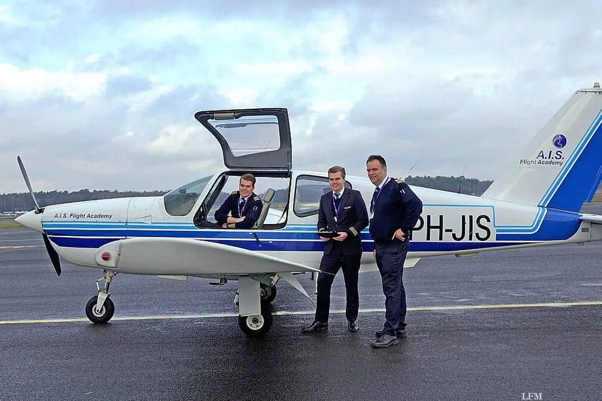 Arend van der Meer (CEO der AIS Group) mit zwei Piloten, die von der AIS Flugschule ausgebildet wurden.