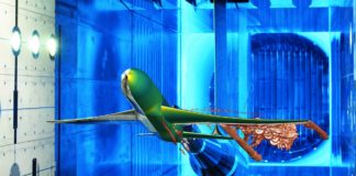 Flugzeugmodell im Transschall-Windkanal: Eine Fotomontage eines Windkanalmodells über das bildlich die numerische Simulation der Aerodynamik eines Verkehrsflugzeus bei hohen Fluggeschwindigkeiten gelegt wurde.