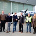 Von links nach rechts: Serkan Akin (CAMO Manager), Nicolas von Mende (CEO), Kundenpilot, Jens Reupke (Besitzer King Air 250), Hans Doll (Sales Director), Norbert Gunkel (Certifying Staff), Nadine Schirmer (Sales Assistant).