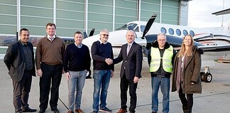 Von links nach rechts: Serkan Akin (CAMO Manager), Nicolas von Mende (CEO), Kundenpilot, Jens Reupke (Besitzer King Air 250), Hans Doll (Sales Director), Norbert Gunkel (Certifying Staff), Nadine Schirmer (Sales Assistant).