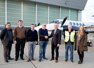 Von links nach rechts: Serkan Akin (CAMO Manager), Nicolas von Mende (CEO), Kundenpilot, Jens Reupke (Besitzer King Air 250), Hans Doll (Sales Director), Norbert Gunkel (Certifying Staff), Nadine Schirmer (Sales Assistant).