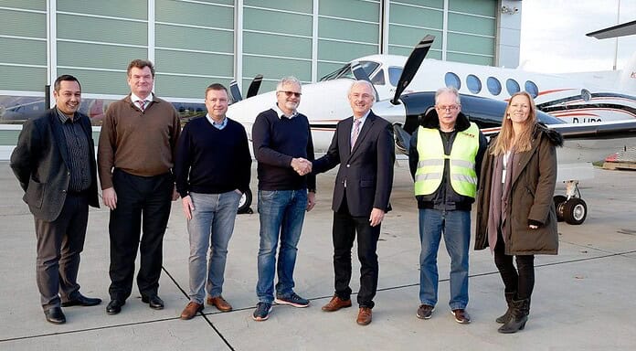 Beechcraft King Air 250 aus der Türkei überführt Von links nach rechts: Serkan Akin (CAMO Manager), Nicolas von Mende (CEO), Kundenpilot, Jens Reupke (Besitzer King Air 250), Hans Doll (Sales Director), Norbert Gunkel (Certifying Staff), Nadine Schirmer (Sales Assistant).