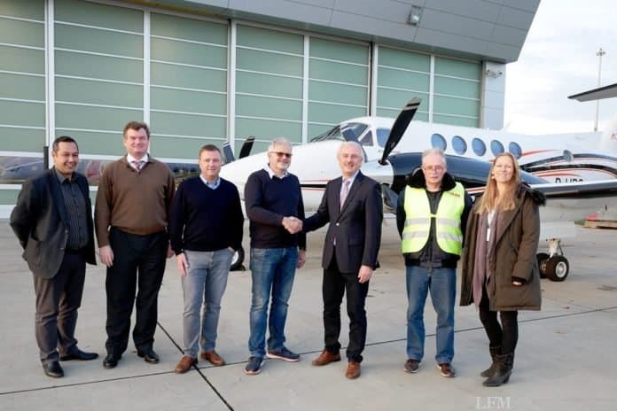 Von links nach rechts: Serkan Akin (CAMO Manager), Nicolas von Mende (CEO), Kundenpilot, Jens Reupke (Besitzer King Air 250), Hans Doll (Sales Director), Norbert Gunkel (Certifying Staff), Nadine Schirmer (Sales Assistant).