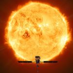 Künstlerische Darstellung der Sonde auf ihrem solaren Zielorbit: Die Sonde Solar Orbiter soll die Heliosphäre erkunden. Mindestens sieben Jahre lang soll die Sonde die Sonne auf einer elliptischen Bahn umrunden und auch Detailaufnahmen von deren Polarregionen liefern.
