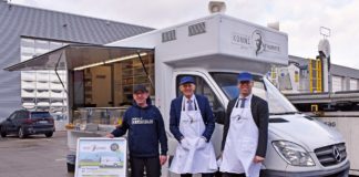 Ingo Süß (Betriebsleiter LZ-Catering), Johan Vanneste (Vorsitzender der Geschäftsführung Köln Bonn Airport) und Torsten Schrank (Geschäftsführer Köln Bonn Airport) beim ersten Einsatz des Foodtrucks „Konni Kommt“ am Flughafen Köln-Bonn, (v.l.n.r.).