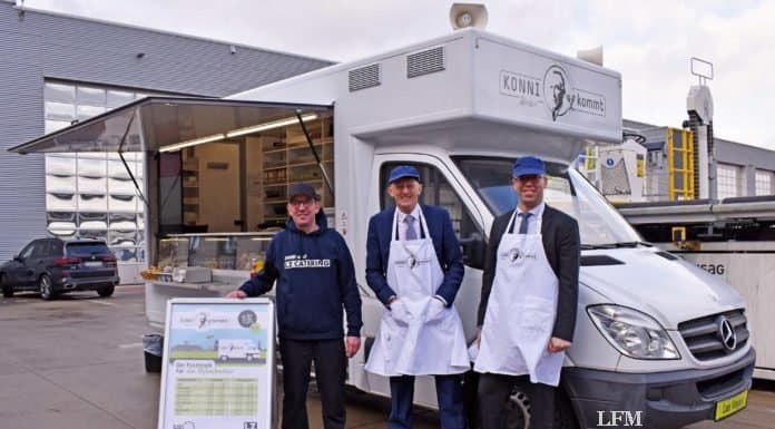 Airport CGN: Foodtruck bringt Essen auf Rädern Ingo Süß (Betriebsleiter LZ-Catering), Johan Vanneste (Vorsitzender der Geschäftsführung Köln Bonn Airport) und Torsten Schrank (Geschäftsführer Köln Bonn Airport) beim ersten Einsatz des Foodtrucks „Konni Kommt“ am Flughafen Köln-Bonn, (v.l.n.r.).