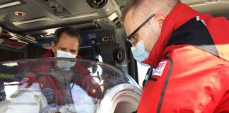 DRF Intensivtransporthubschrauber mit "EpiShuttle": Die Patienten können über luftdichte Zugänge an ein Intensivbeatmungsgerät angeschlossen sowie zeitgleich überwacht und behandelt werden.