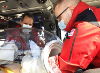 DRF Intensivtransporthubschrauber mit "EpiShuttle": Die Patienten können über luftdichte Zugänge an ein Intensivbeatmungsgerät angeschlossen sowie zeitgleich überwacht und behandelt werden.