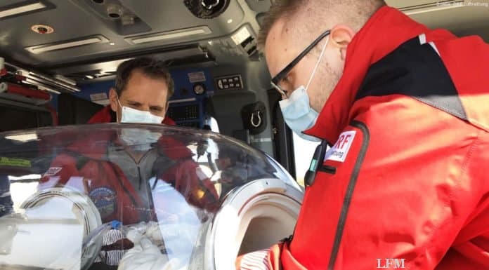 DRF Intensivtransporthubschrauber mit "EpiShuttle": Die Patienten können über luftdichte Zugänge an ein Intensivbeatmungsgerät angeschlossen sowie zeitgleich überwacht und behandelt werden.