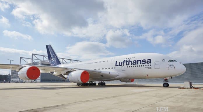 Airbus A380 D-AIMB LHT Frankfurt geparkt mit Engine Cover am Flughafen Frankfurt