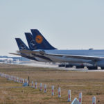 Lufthansa Flugzeuge parken auf der Startbahn Nordwest am Flughafen Frankfurt