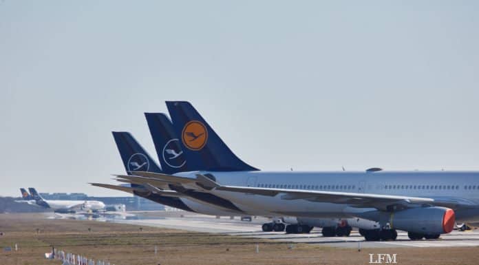 Lufthansa Flugzeuge parken auf der Startbahn Nordwest am Flughafen Frankfurt