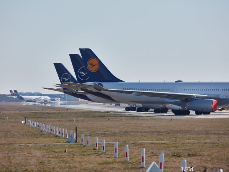 Lufthansa Flugzeuge parken auf der Startbahn Nordwest am Flughafen Frankfurt