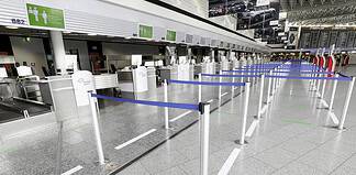 Abstandsregelungen werden auch vor allen Countern klar vorgegeben.