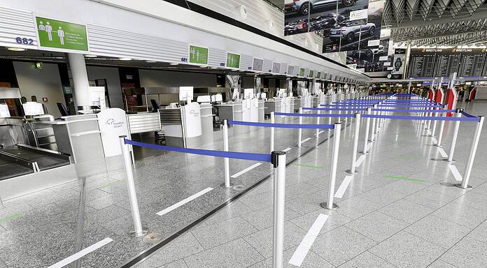 Abstandsregelungen werden auch vor allen Countern klar vorgegeben.