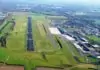Luftbild mit Blick auf das Flughafengelände, inkl. Start- und Landebahn (SL-Bahn) und Terminalgebäude am Dortmund Airport.