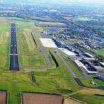 Luftbild mit Blick auf das Flughafengelände, inkl. Start- und Landebahn (SL-Bahn) und Terminalgebäude am Dortmund Airport.